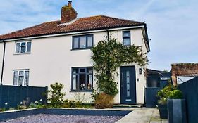 Perfect Holiday Home From Home , Three Bedroom House For 5 Guests